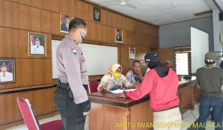 Bhabinkamtibmas Desa Malaka Monitoring Penyaluran BLT-DD Untuk Warga Terdampak Covid-19